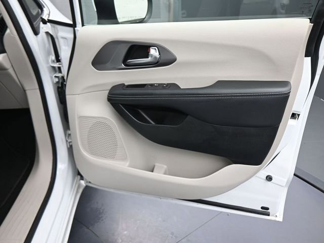 Used 2023 Chrysler Pacifica Touring-L image 11
