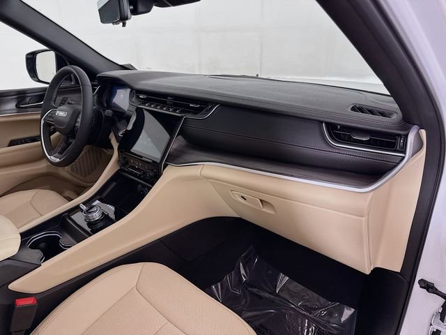 Used 2025 Jeep Grand Cherokee Limited w/ Luxury Tech Group II image 29