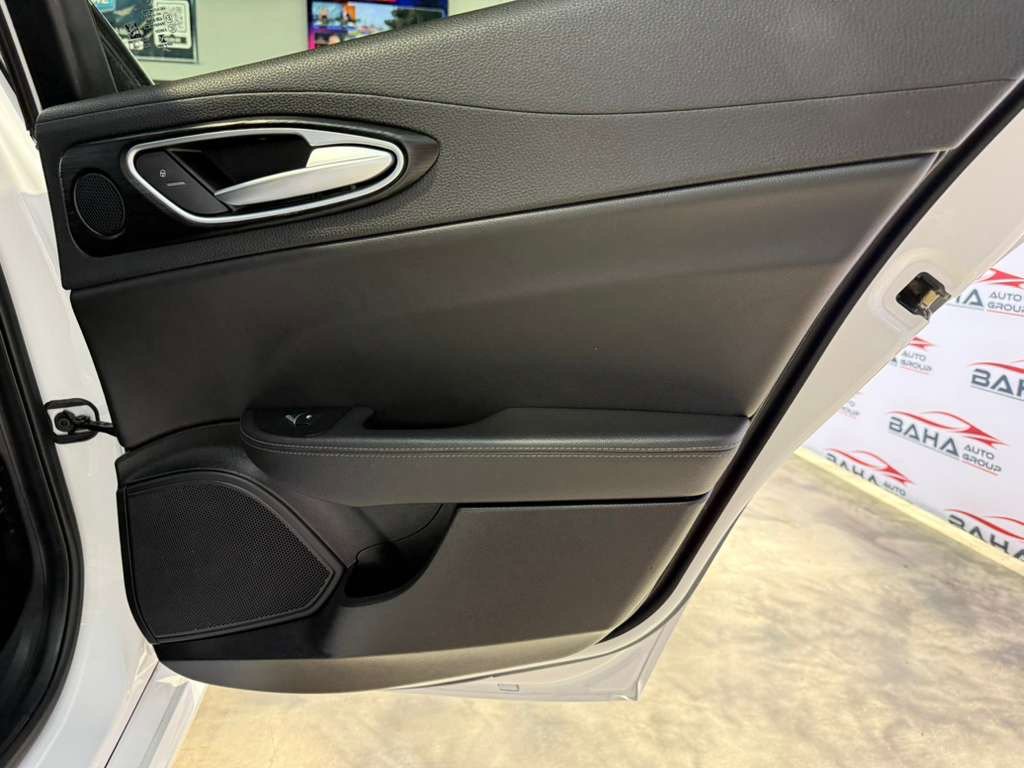 Used 2017 Alfa Romeo Giulia RWD image 53