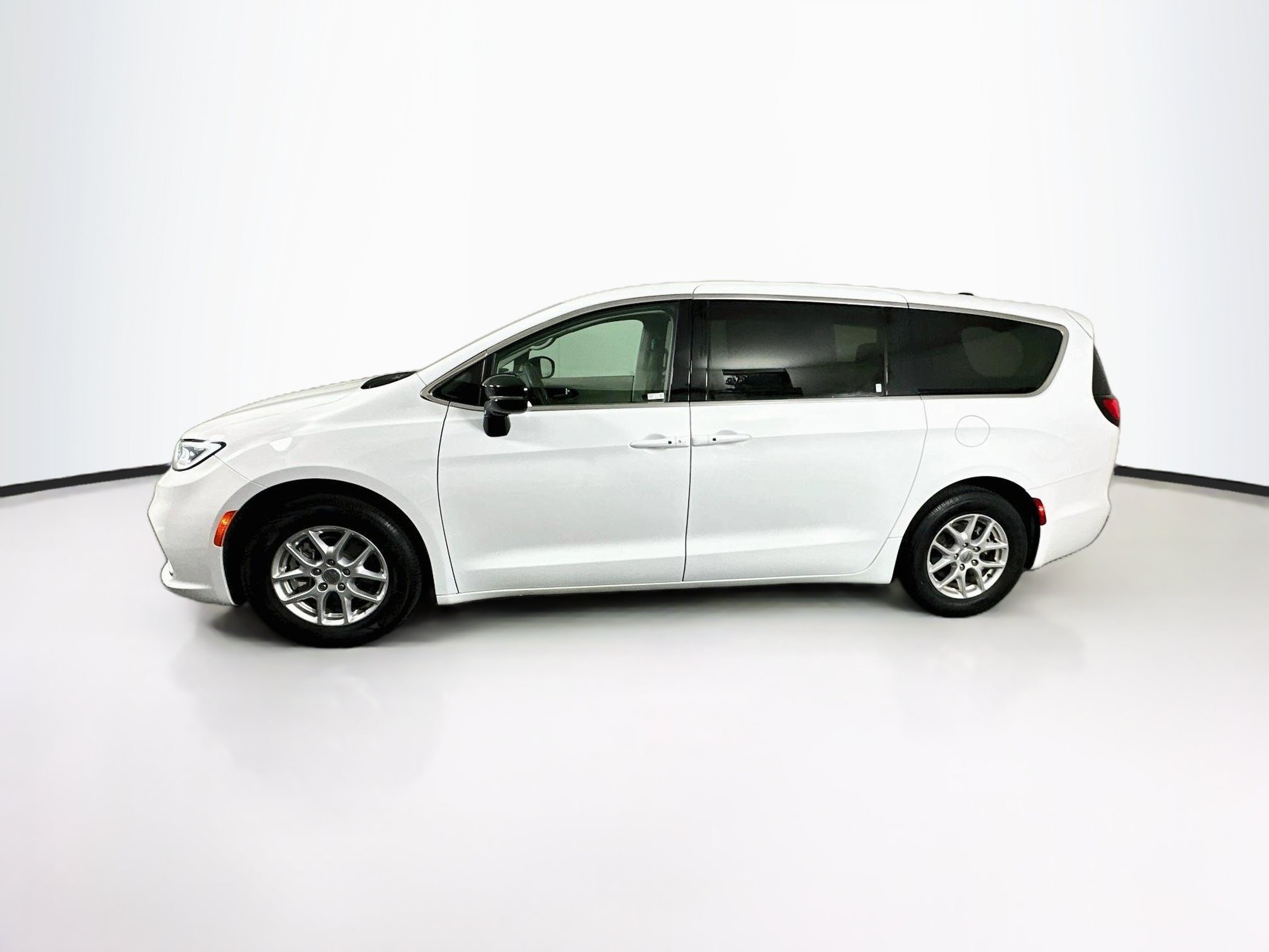 Used 2024 Chrysler Pacifica Touring-L FWD image 4