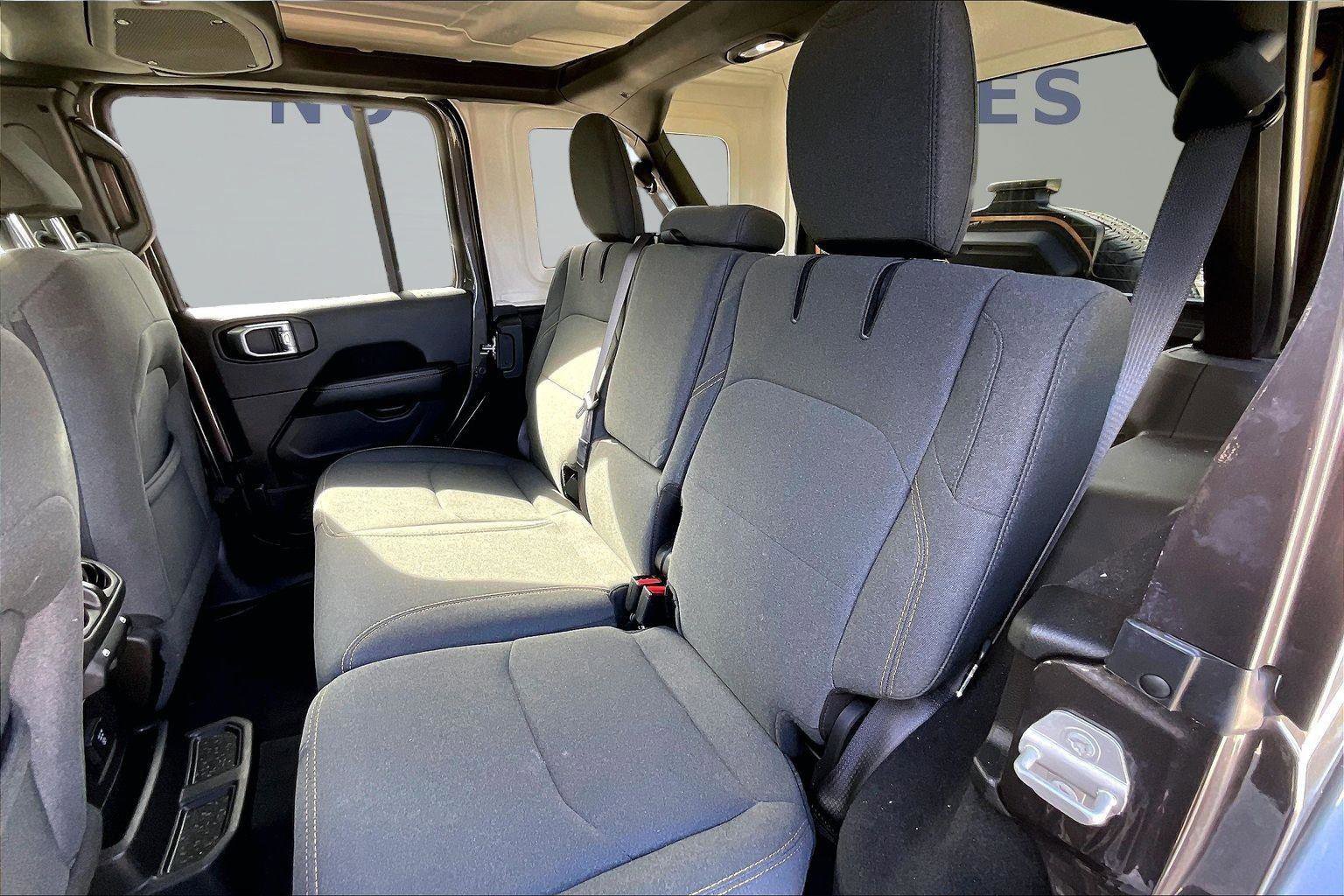 Used 2025 Jeep Wrangler Sahara AWD/4WD image 21