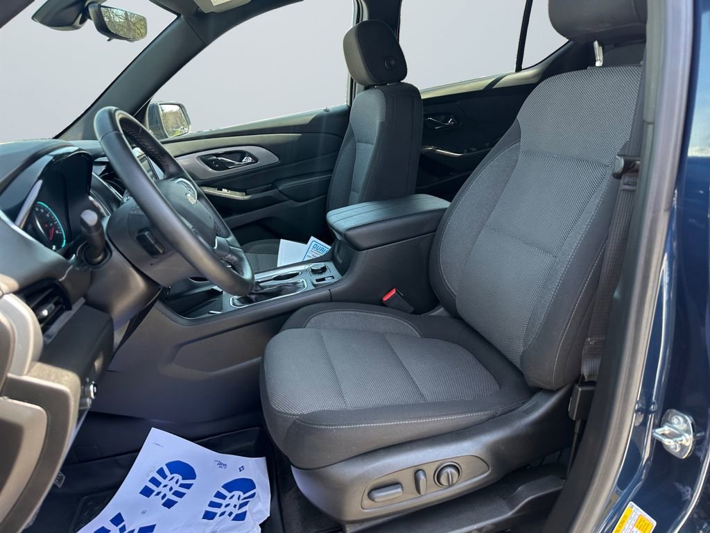 Used 2023 Chevrolet Traverse LT w/ Rear Camera Mirror Package image 9
