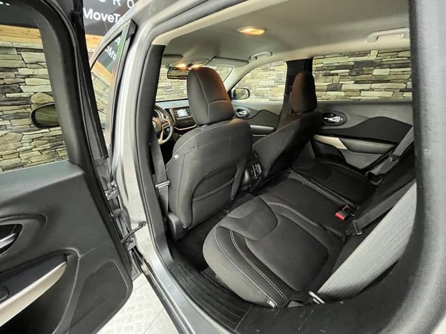 Used 2017 Jeep Cherokee Latitude w/ Cold Weather Group AWD/4WD image 34