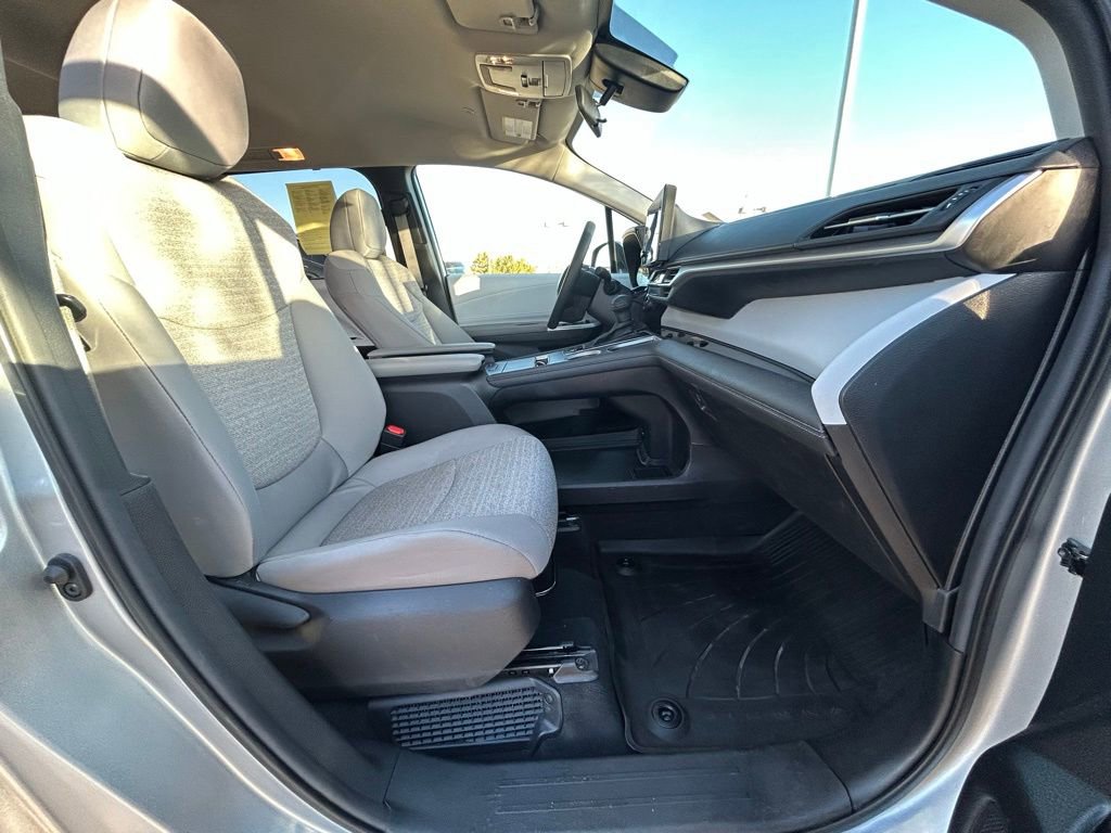 Used 2025 Toyota Sienna LE image 31