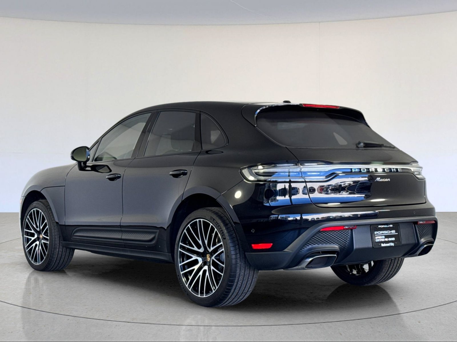 Certified 2025 Porsche Macan AWD/4WD image 3