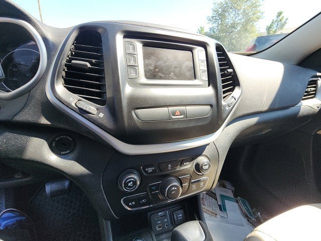 Used 2016 Jeep Cherokee Latitude w/ Cold Weather Group AWD/4WD image 20
