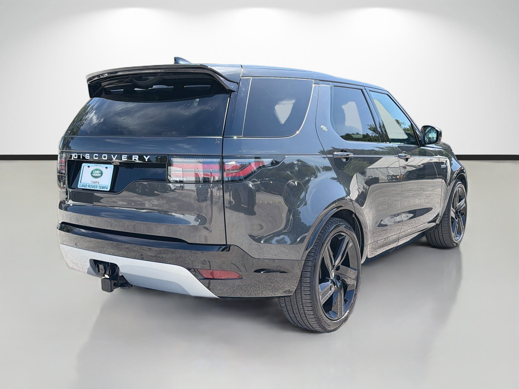 Certified 2025 Land Rover Discovery Metropolitan Edition AWD/4WD image 5