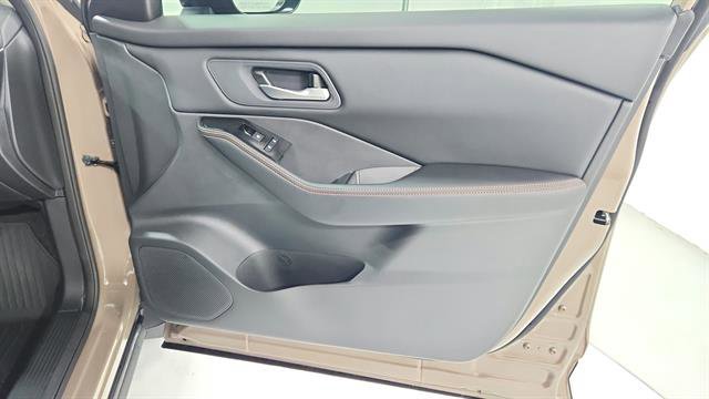 Used 2025 Nissan Rogue SV image 26