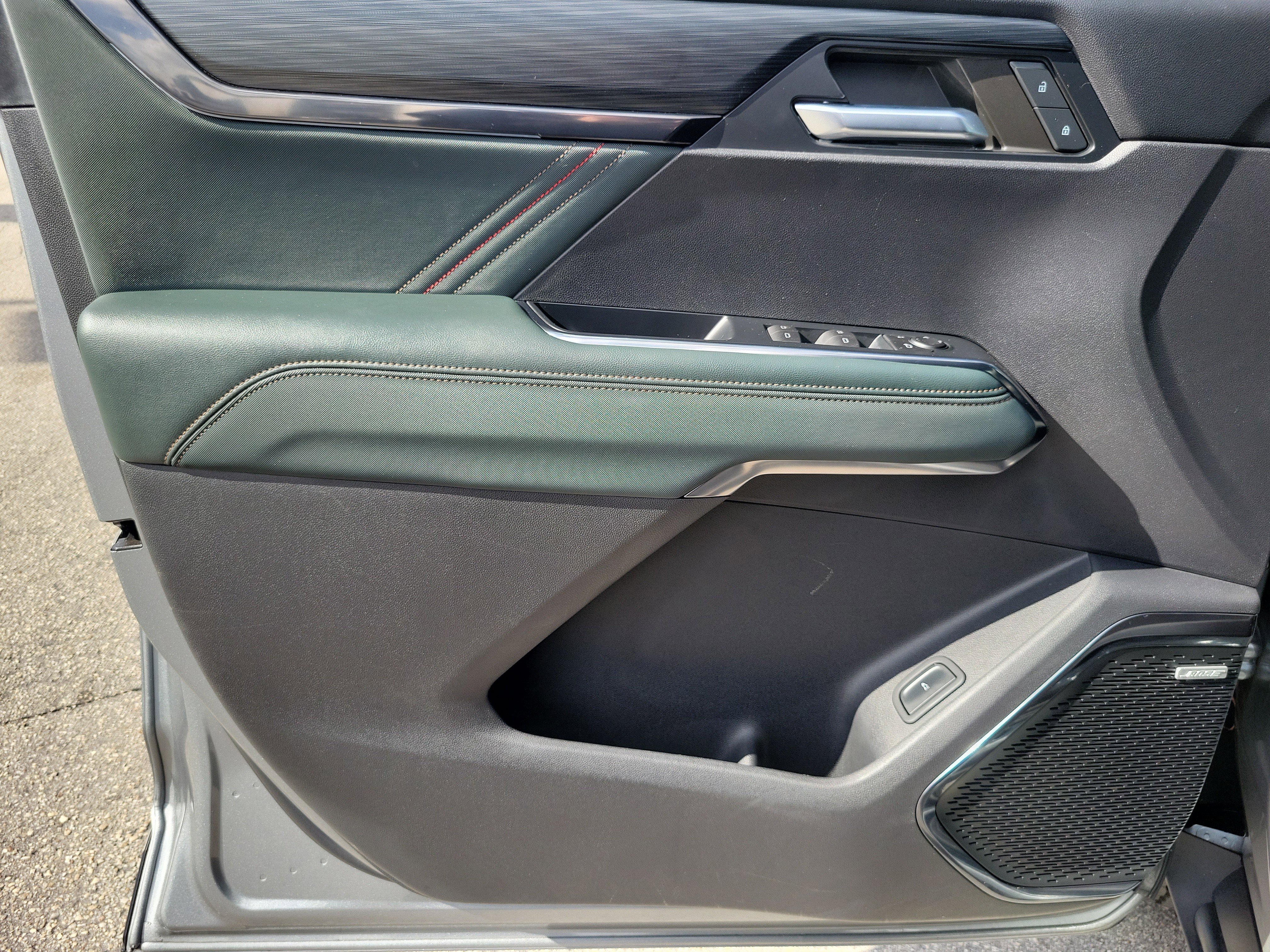 Used 2024 GMC Acadia AT4 w/ Luxury Package image 23