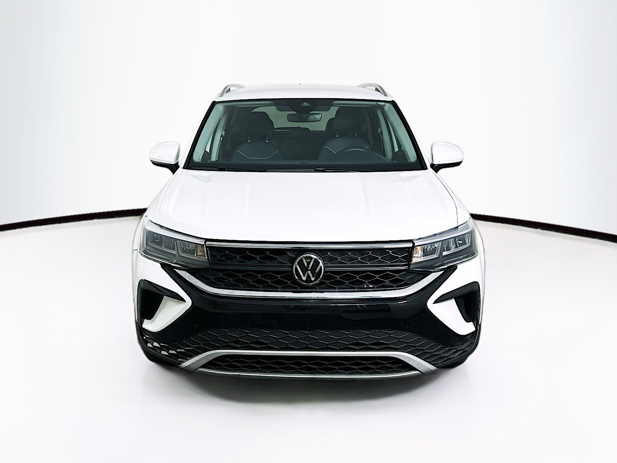 Used 2024 Volkswagen Taos SE image 2