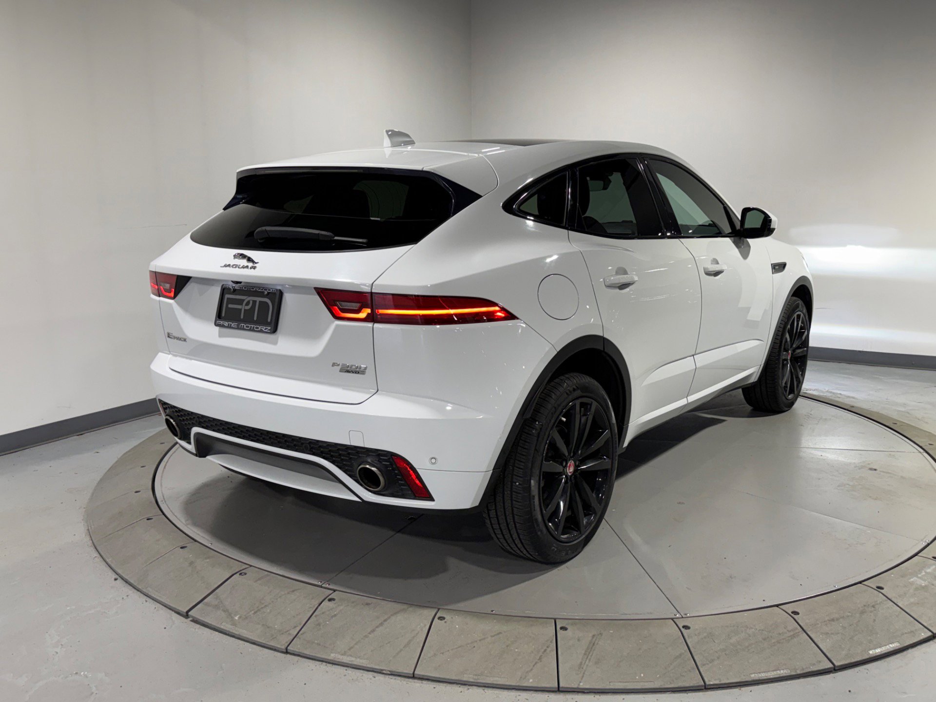 Used 2019 Jaguar E-PACE R-Dynamic SE image 22