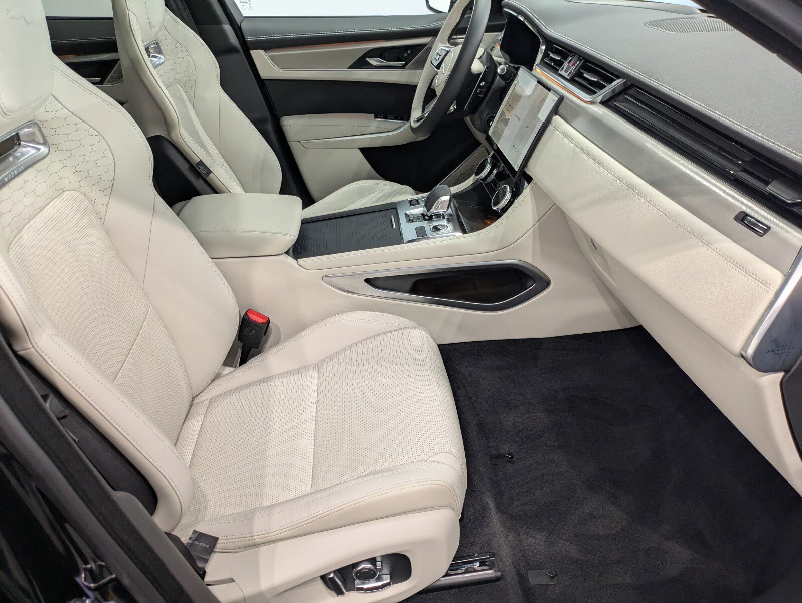 New 2026 Jaguar F-PACE R-Dynamic S image 22