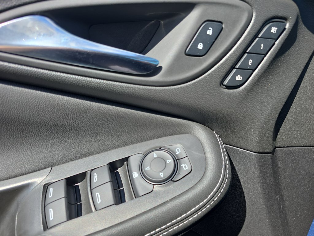 Used 2024 Buick Encore GX Avenir w/ Avenir Convenience Package FWD image 30