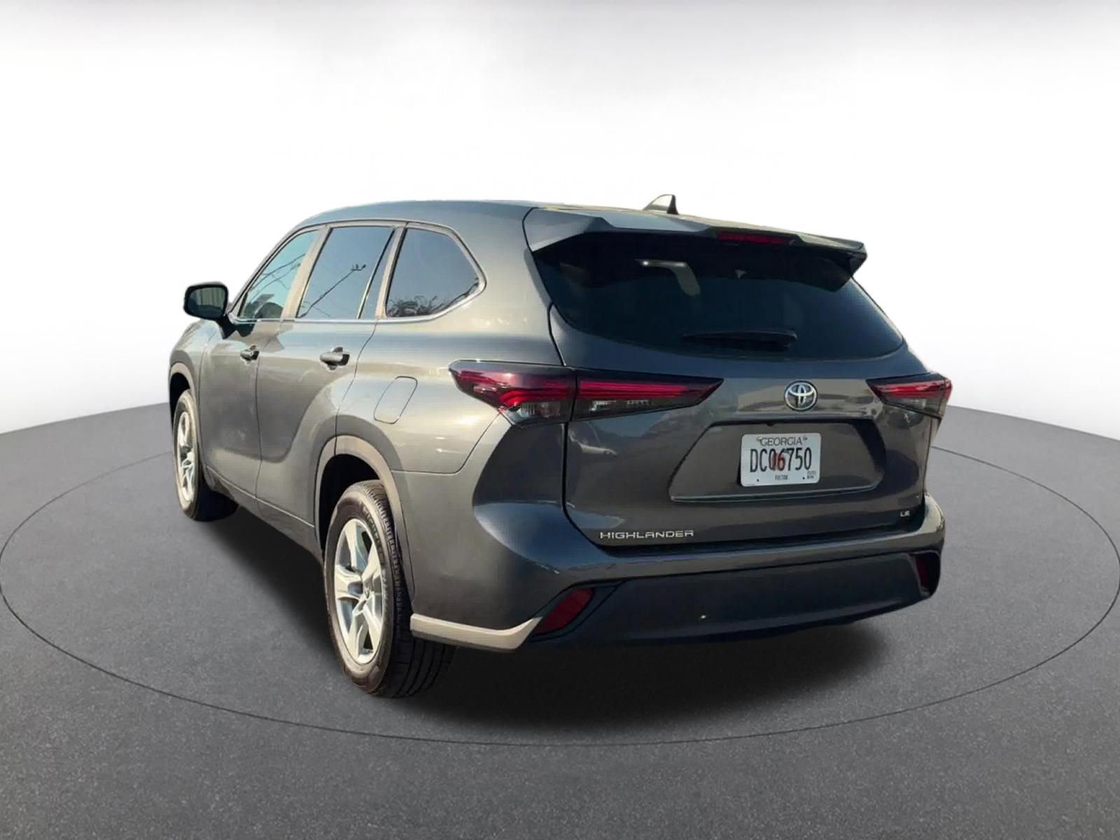 Used 2025 Toyota Highlander LE FWD image 11