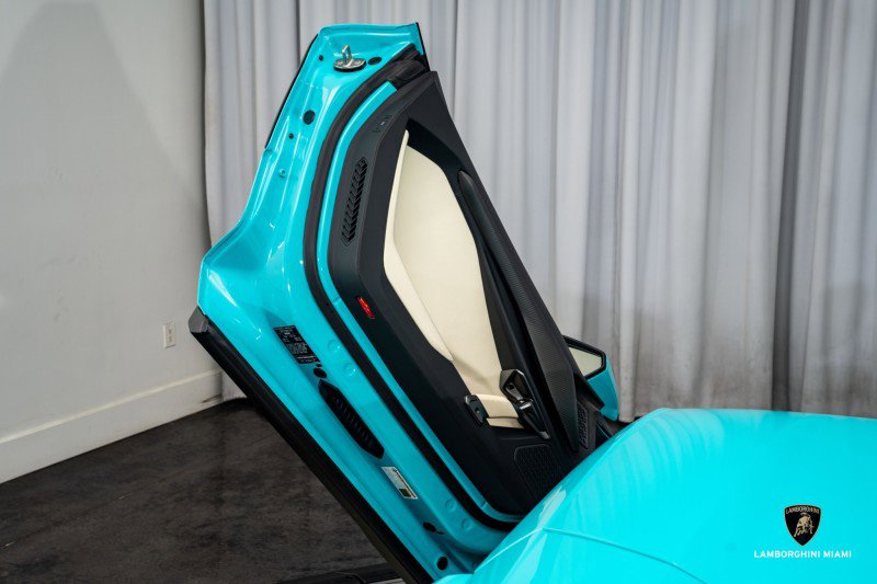 Used 2025 Lamborghini Revuelto image 37