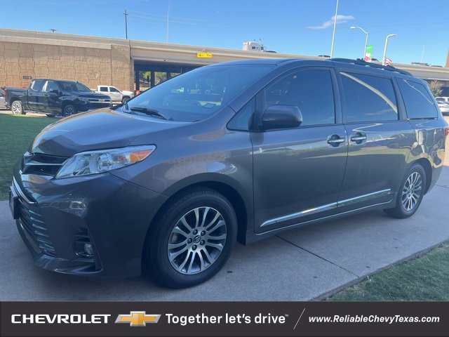 Used 2019 Toyota Sienna XLE image 3