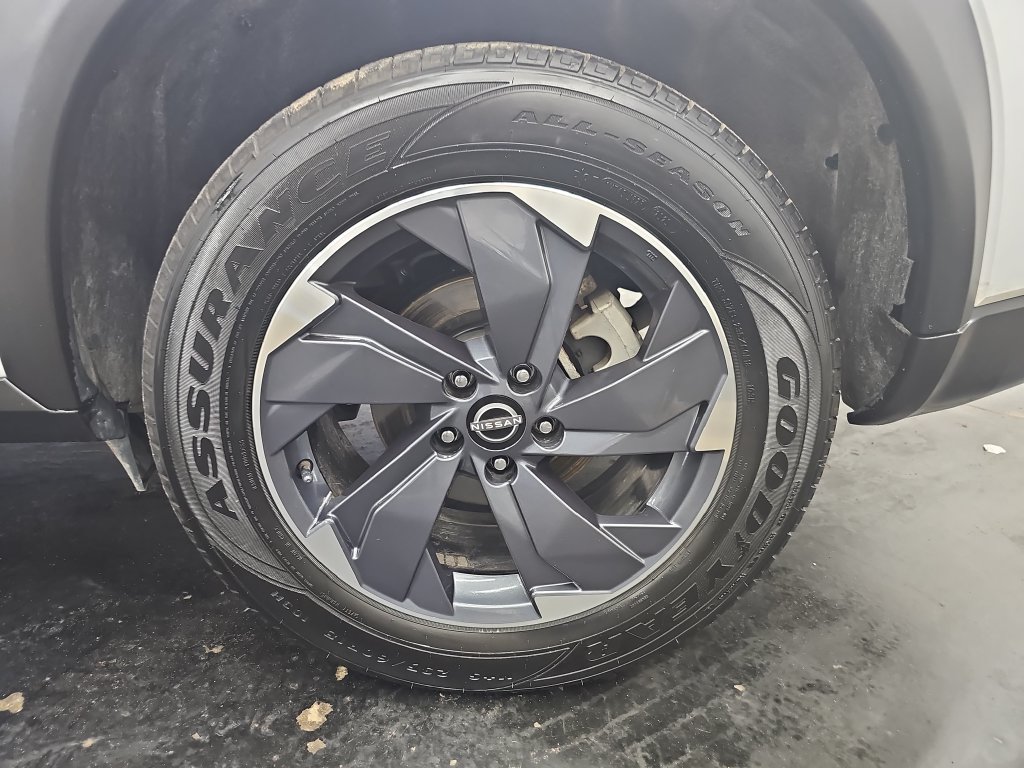 Used 2024 Nissan Rogue SV FWD image 32