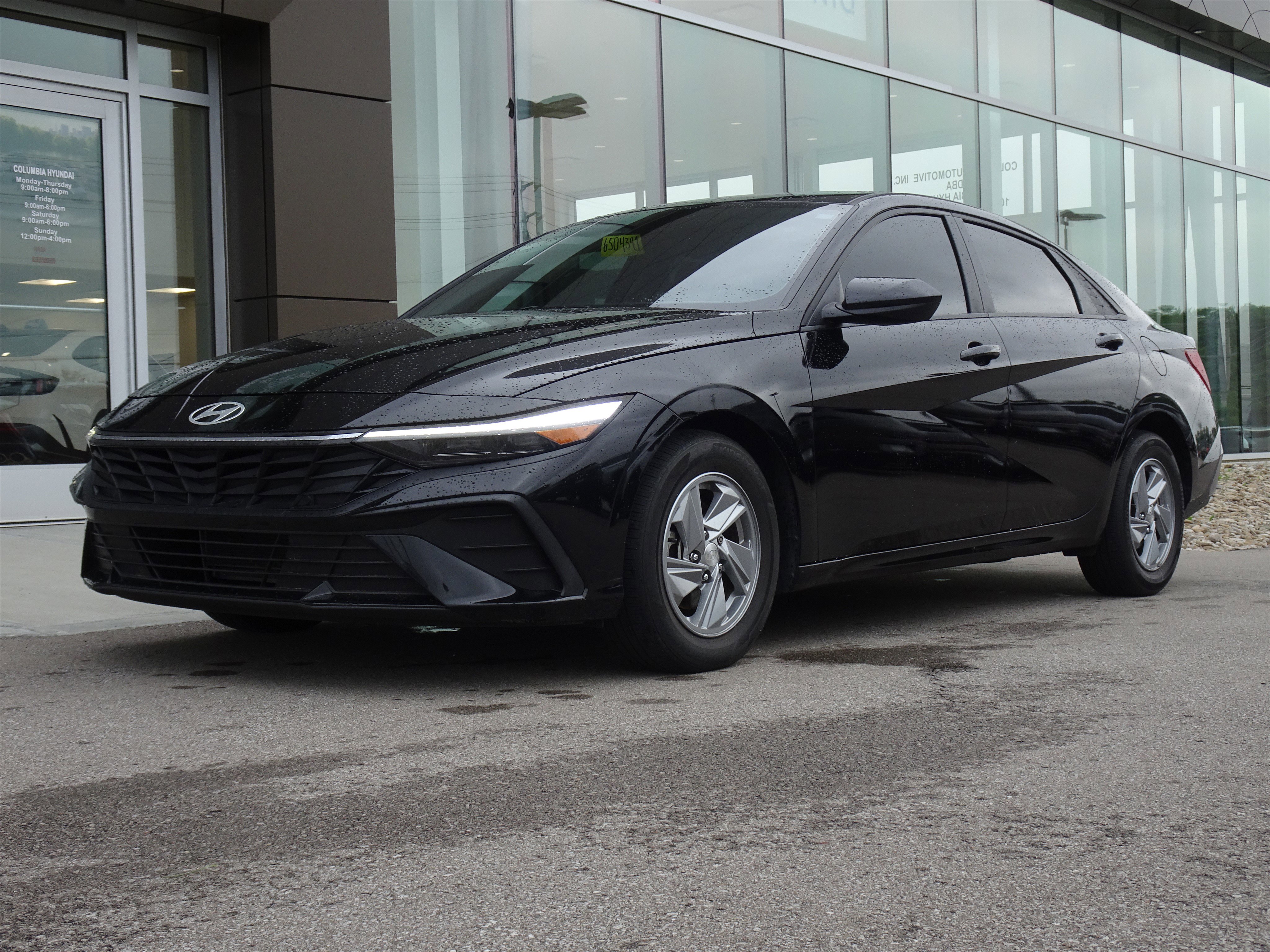 Used 2024 Hyundai Elantra SE FWD image 1