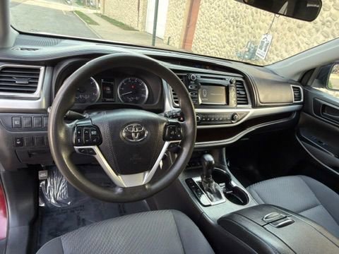 Used 2019 Toyota Highlander LE AWD/4WD image 22