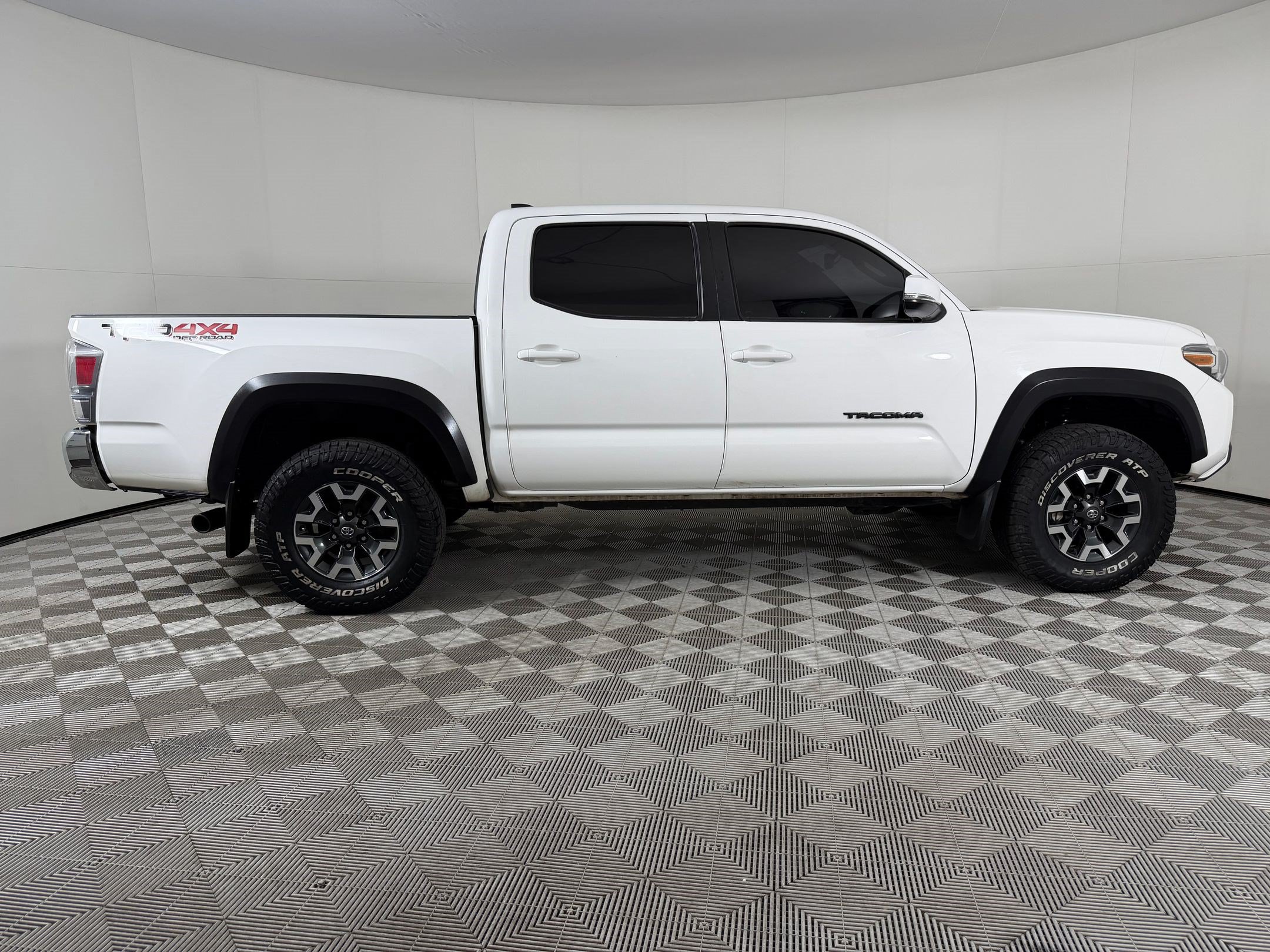 Used 2022 Toyota Tacoma TRD Off-Road w/ Black Out Package (TMS) AWD/4WD image 8