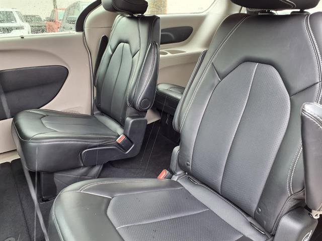 Used 2024 Chrysler Pacifica Touring-L FWD image 7