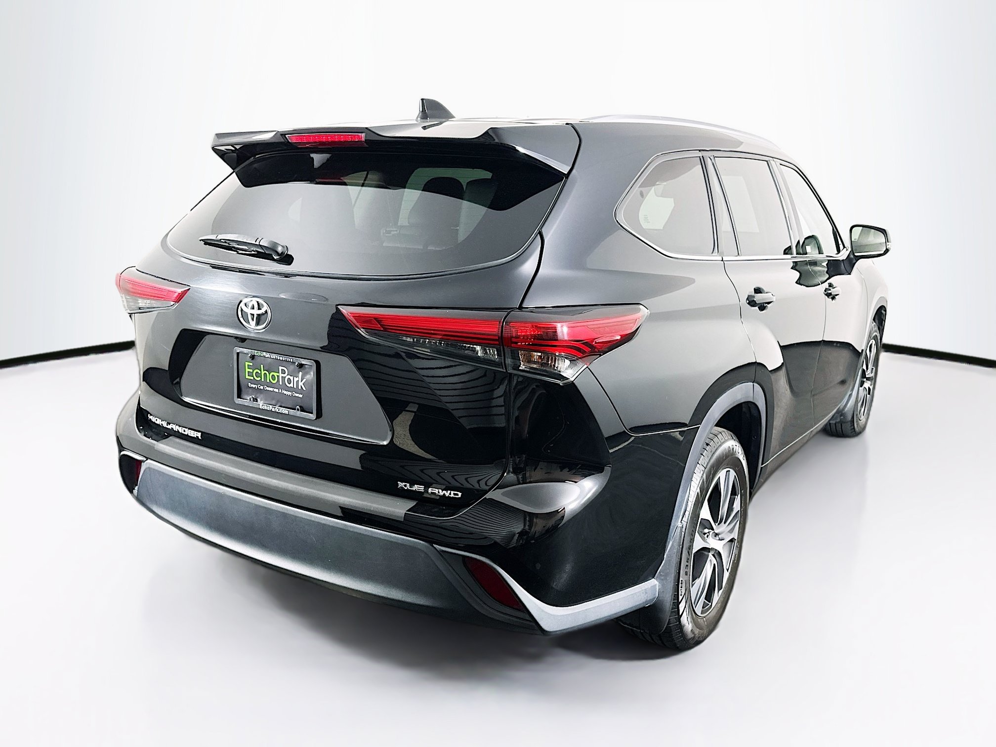 Used 2021 Toyota Highlander XLE AWD/4WD image 9