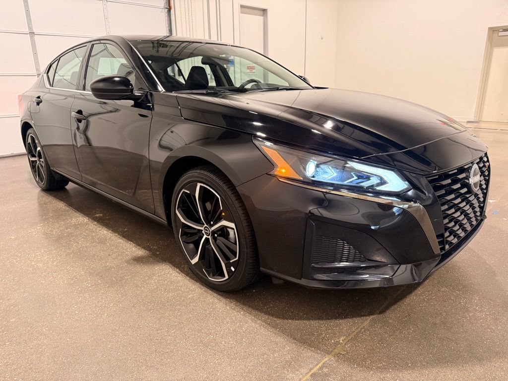 Used 2025 Nissan Altima 2.5 SR FWD image 3