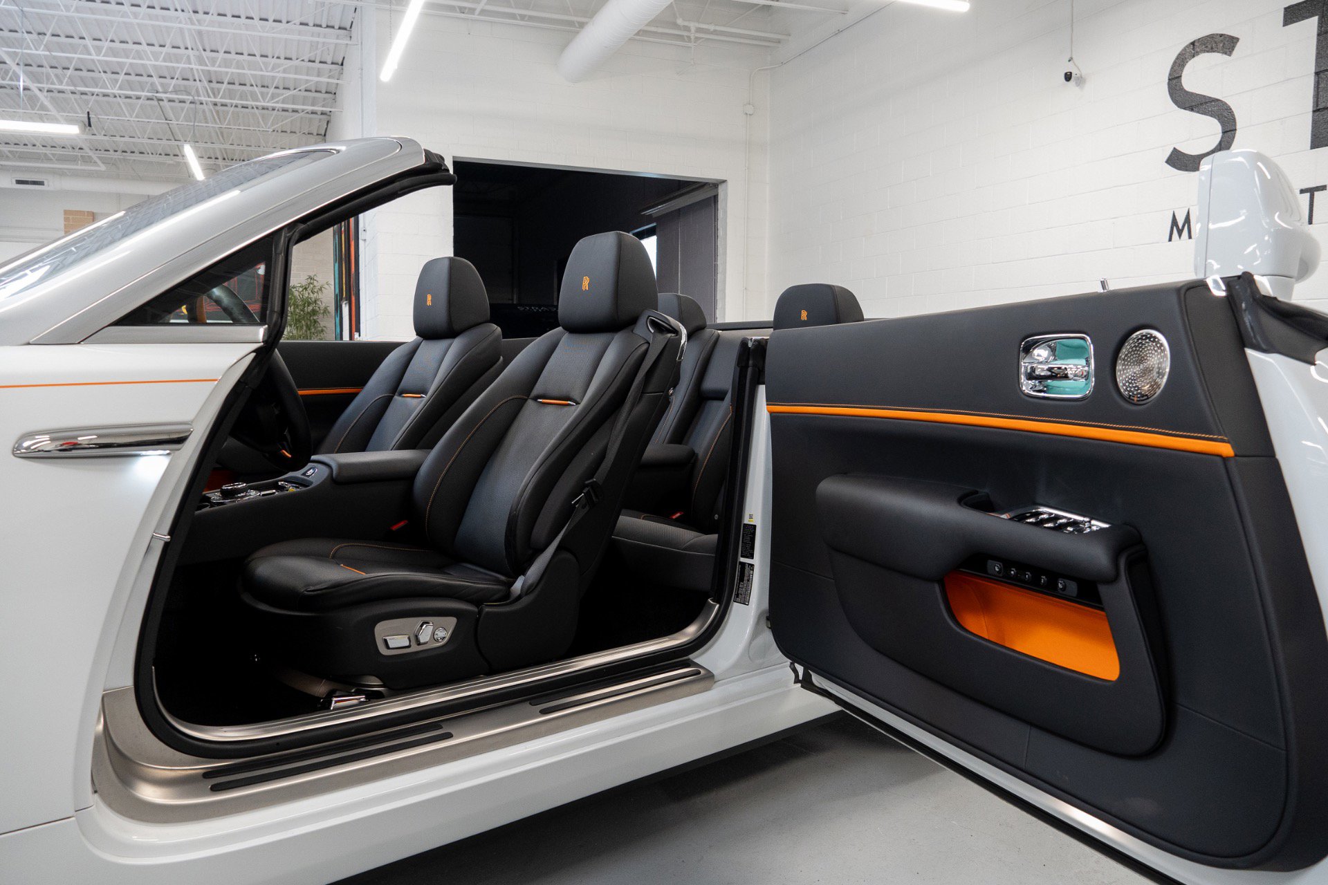 Used 2020 Rolls-Royce Dawn image 12