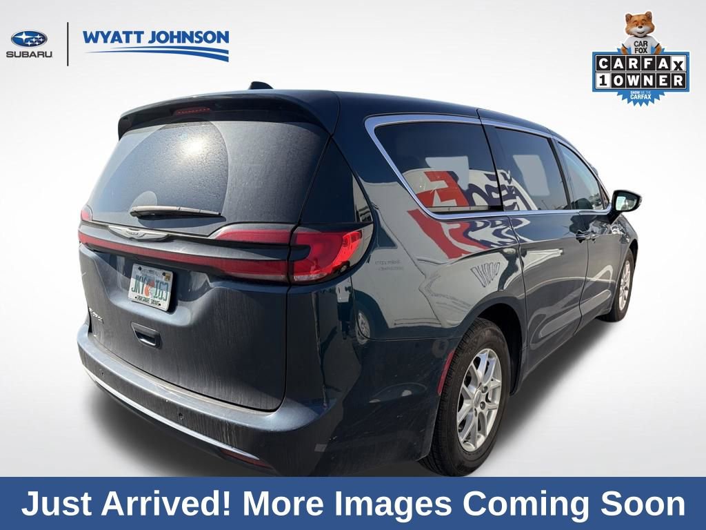 Used 2024 Chrysler Pacifica Touring-L image 8