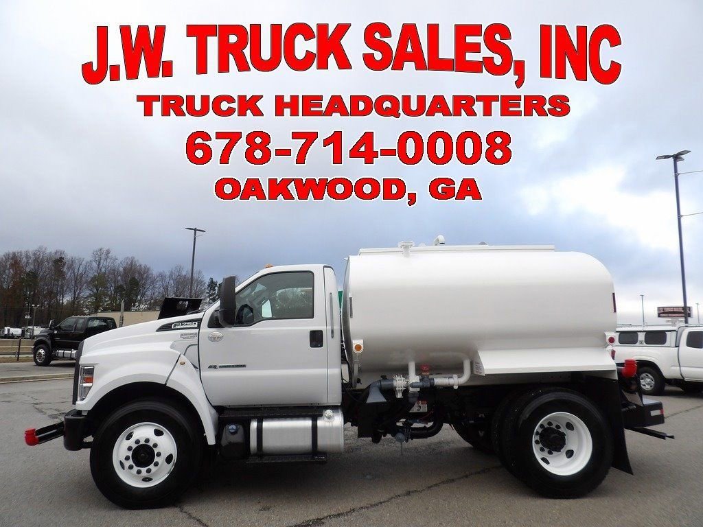 Used 2023 Ford F750 2WD Regular Cab Super Duty image 2