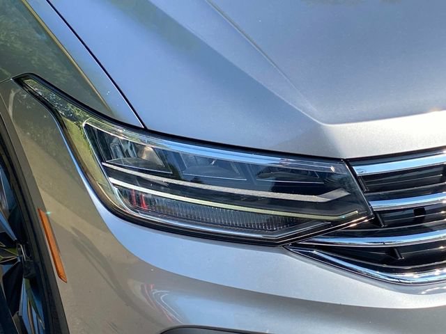 Used 2023 Volkswagen Tiguan SE w/ Panoramic Sunroof Package FWD image 4