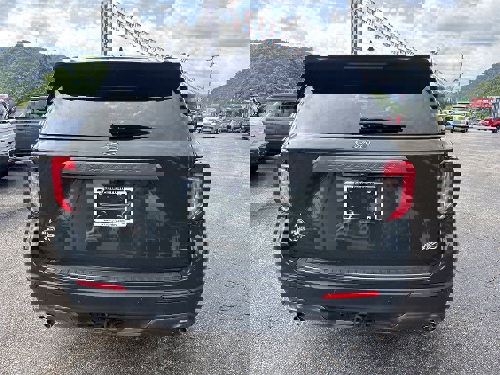 Used 2022 Ford Explorer XLT w/ Equipment Group 202A image 6