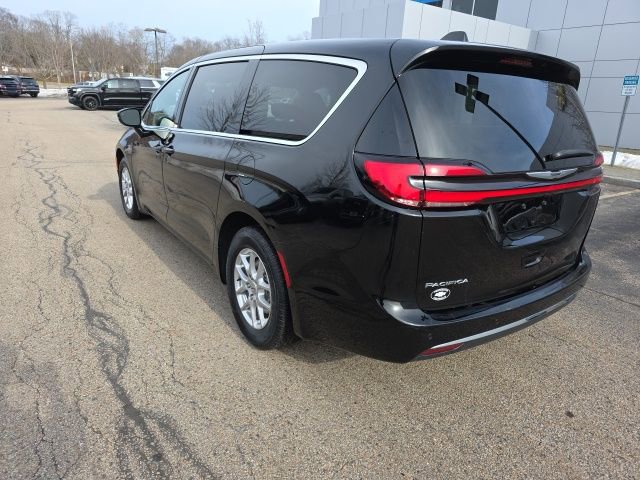 Used 2024 Chrysler Pacifica Touring-L image 2