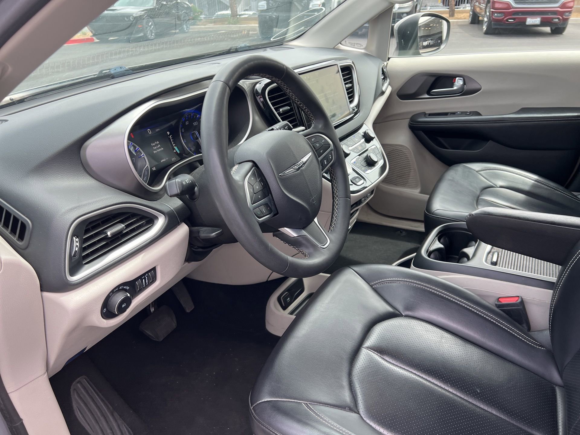 Used 2023 Chrysler Pacifica Touring-L FWD image 29