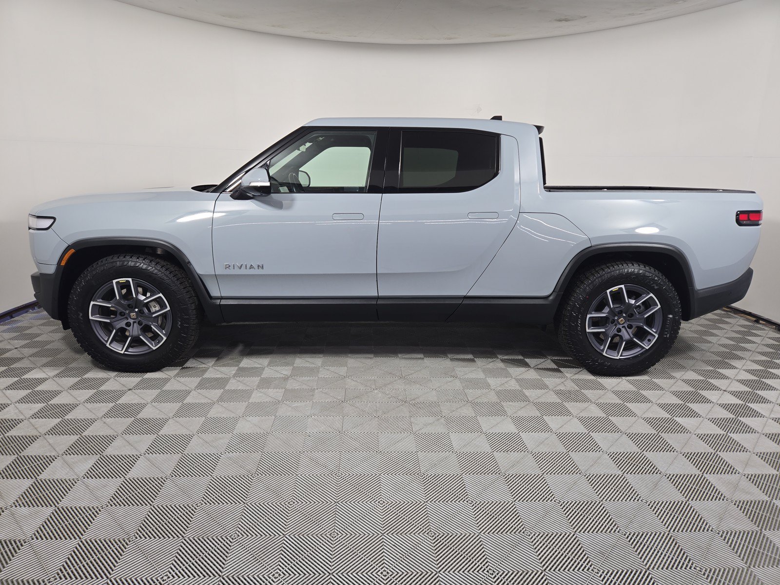 Used 2023 Rivian R1T Adventure AWD/4WD image 2
