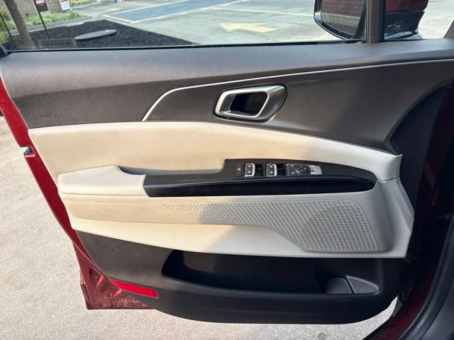 Used 2024 Kia Carnival LX FWD image 21