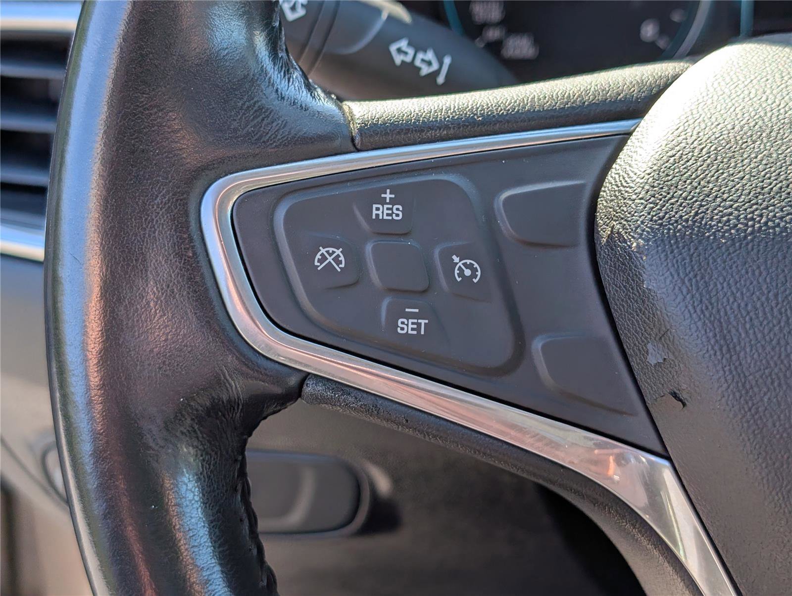 Used 2018 Chevrolet Equinox LT w/ Sun & Infotainment Package image 23