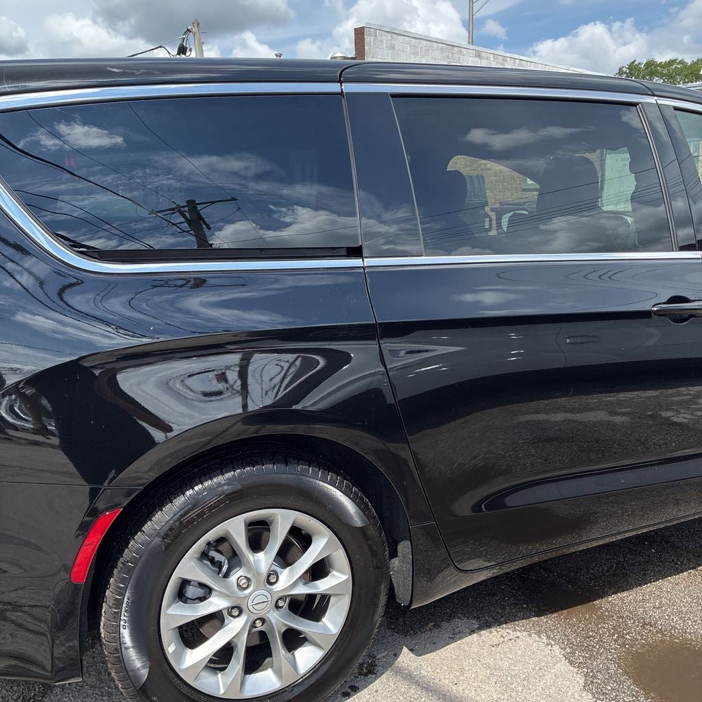 Used 2026 Chrysler Pacifica Limited FWD image 12