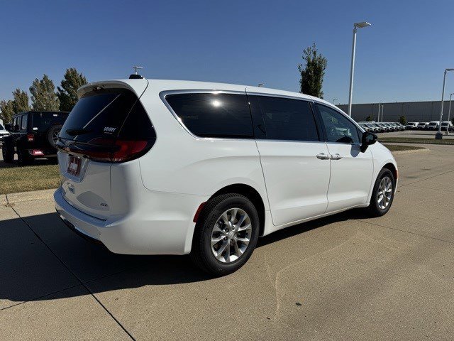 New 2026 Chrysler Pacifica Select image 7