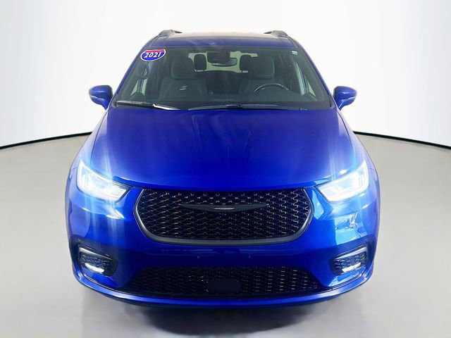 Used 2021 Chrysler Pacifica Touring w/ Uconnect Theater Family Group FWD image 3