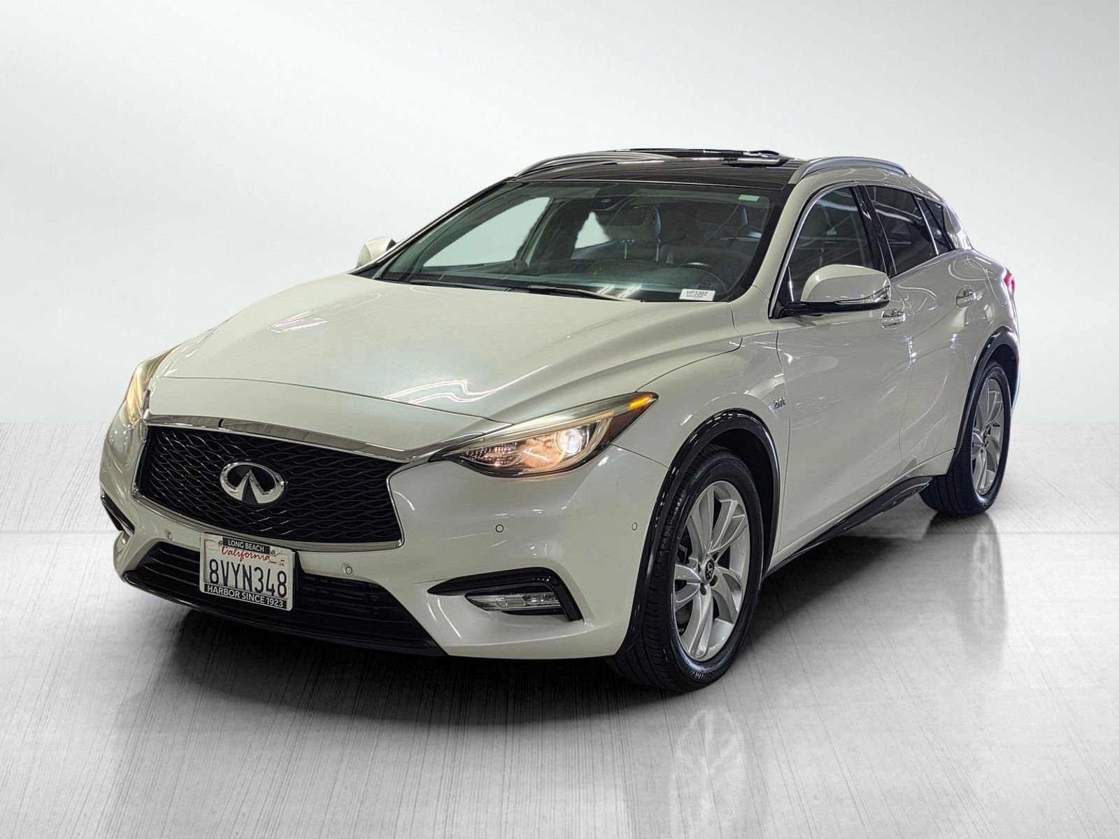 Used 2017 INFINITI QX30 Premium w/ Navigation Package FWD image 3