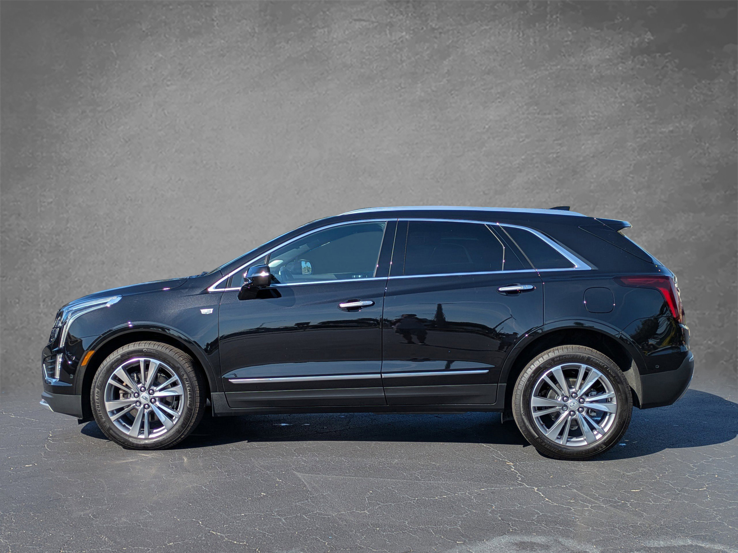 Certified 2025 Cadillac XT5 Premium Luxury w/ Technology Package image 3