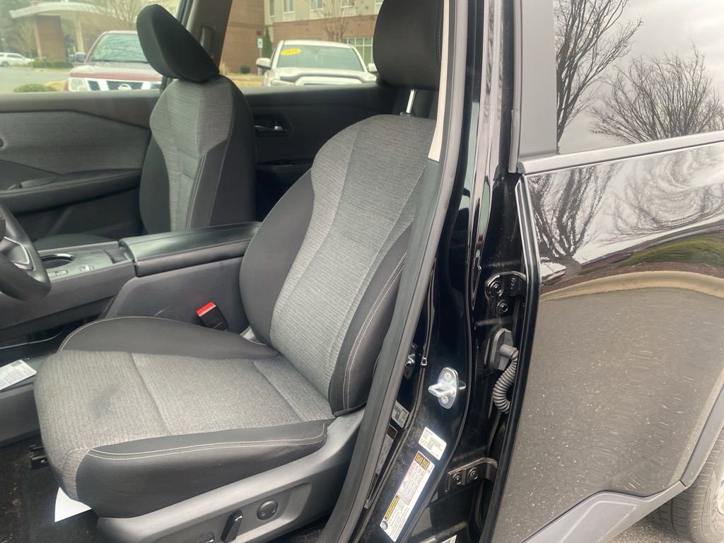 Used 2023 Nissan Rogue SV image 12