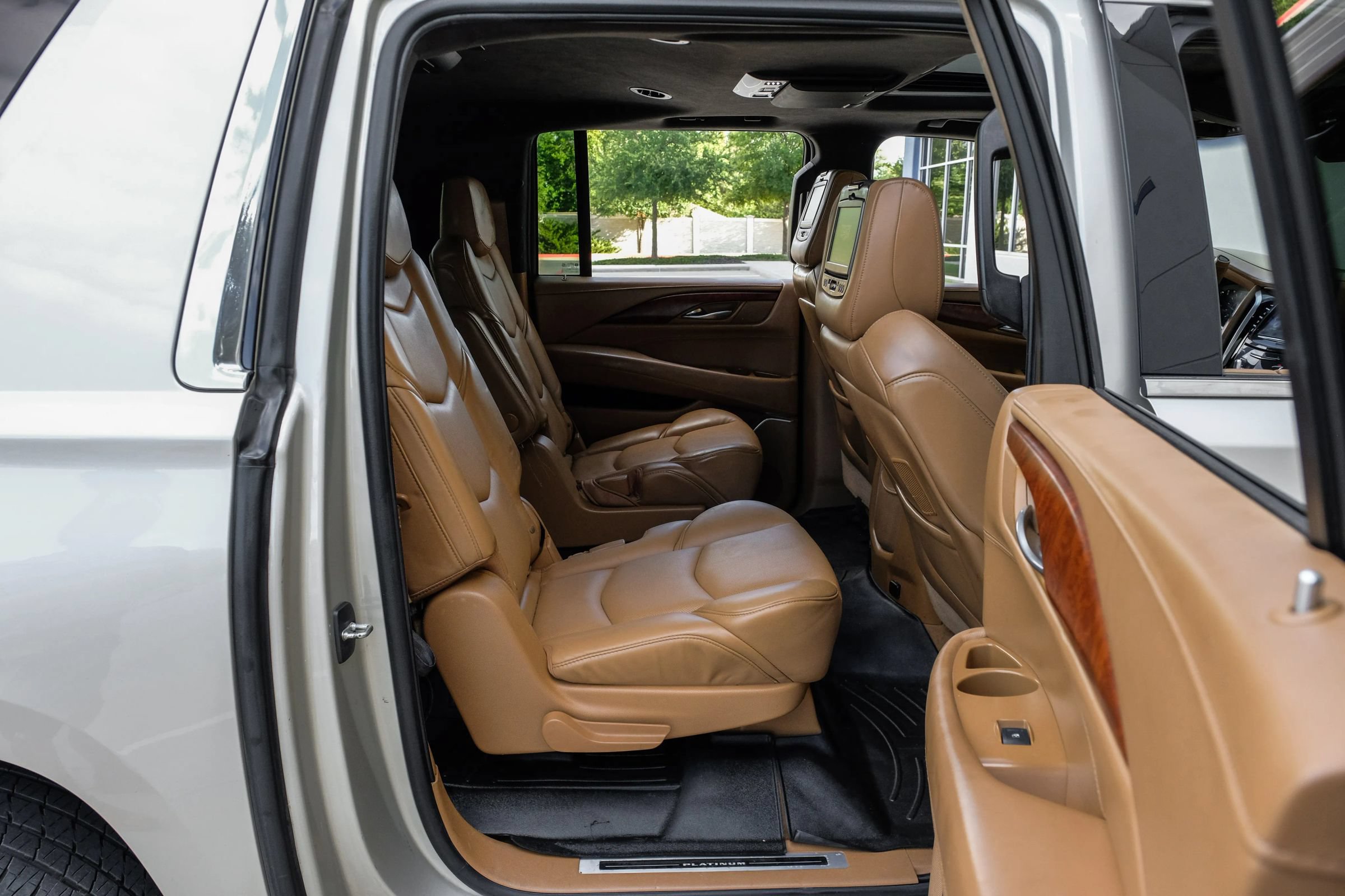Used 2017 Cadillac Escalade ESV Platinum AWD/4WD image 38