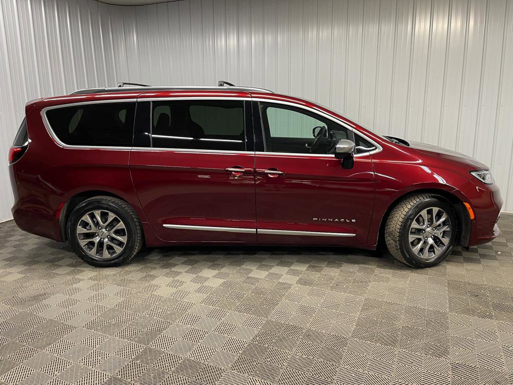 Used 2023 Chrysler Pacifica Pinnacle image 2