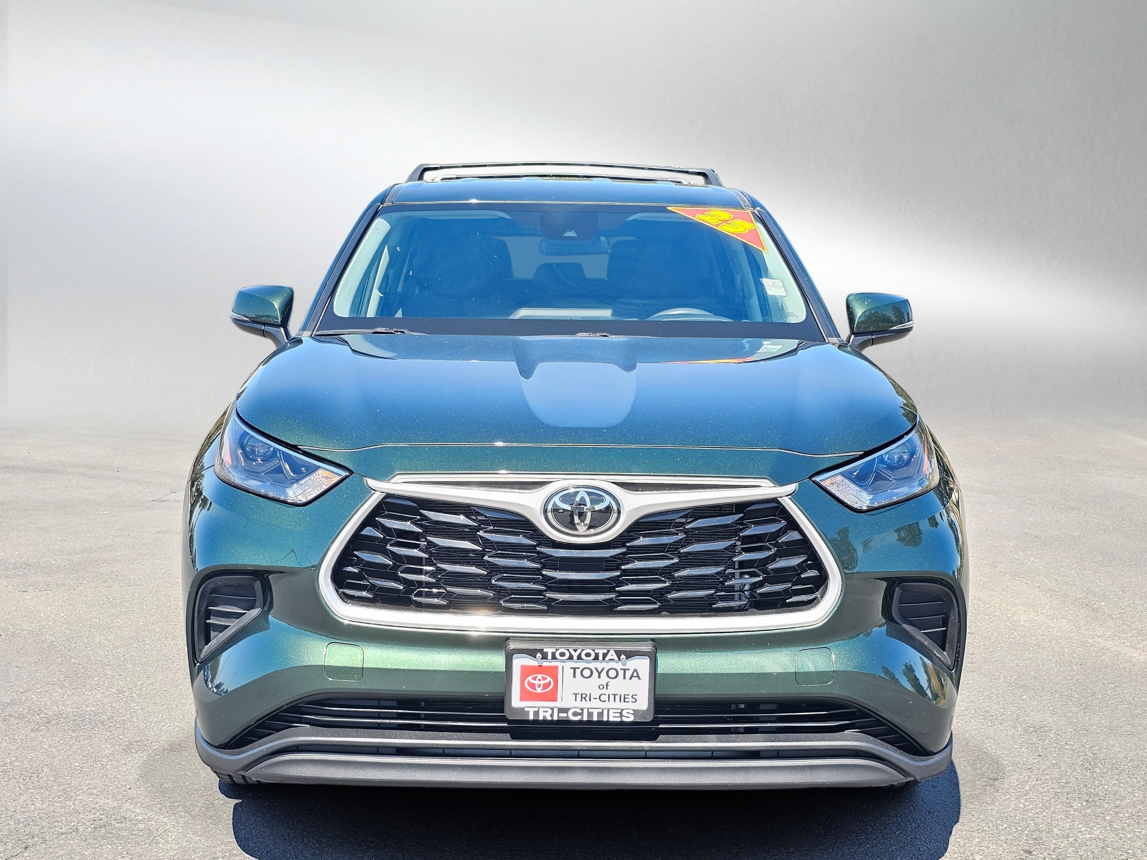 Used 2023 Toyota Highlander L AWD/4WD image 8