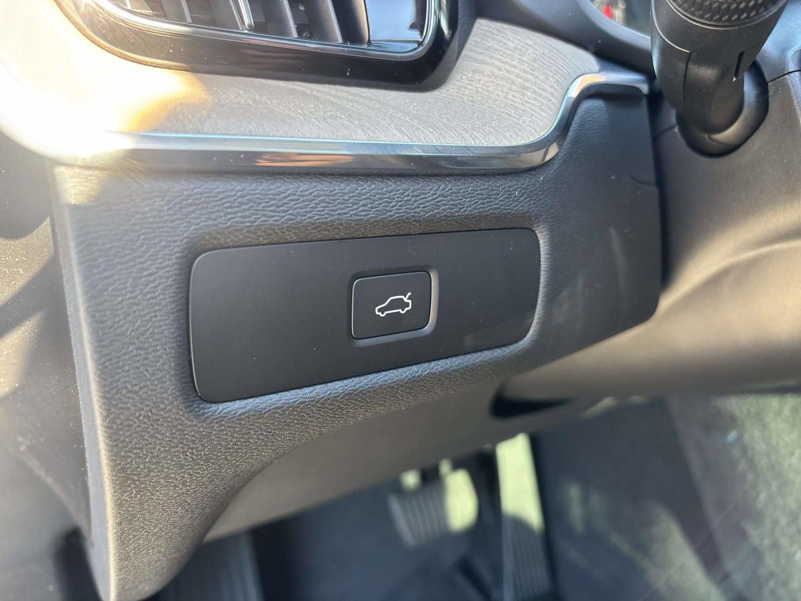 New 2026 Volvo XC60 B5 Plus w/ Protection Package Premier image 14