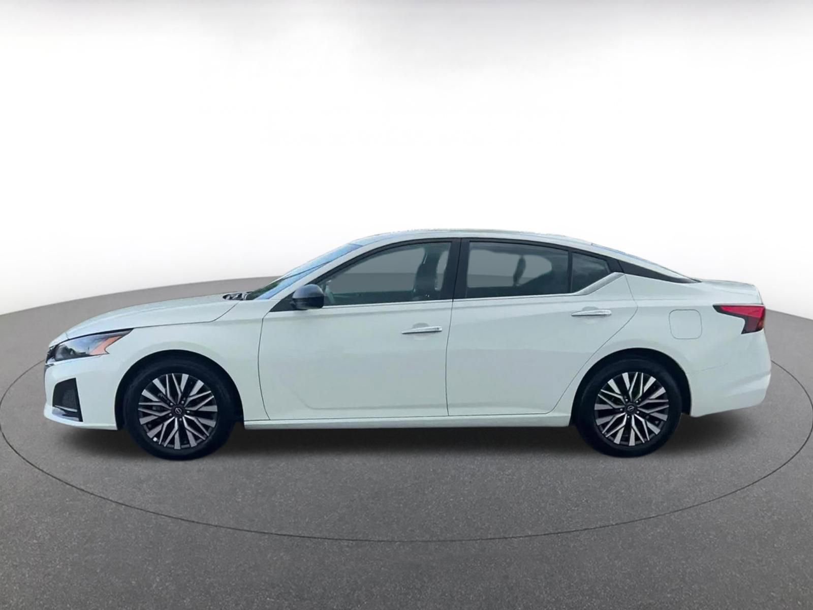 Used 2025 Nissan Altima 2.5 SV FWD image 9