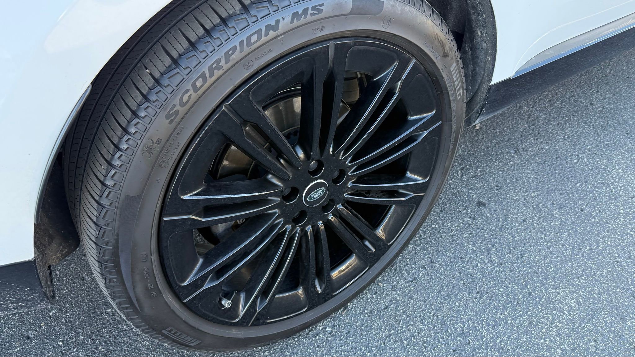 Used 2025 Land Rover Range Rover SE image 25