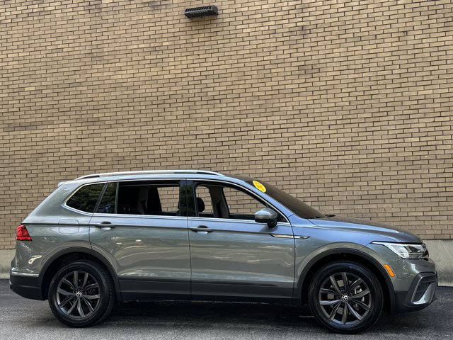 Used 2023 Volkswagen Tiguan SE w/ Panoramic Sunroof Package AWD/4WD image 4